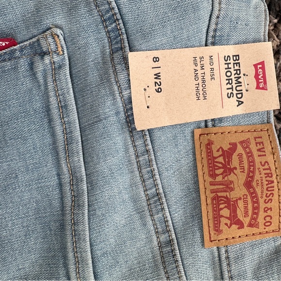 Levi's Mid Rise Light Blue Jean Bermuda Shorts Womens 8/29 - Picture 6 of 6